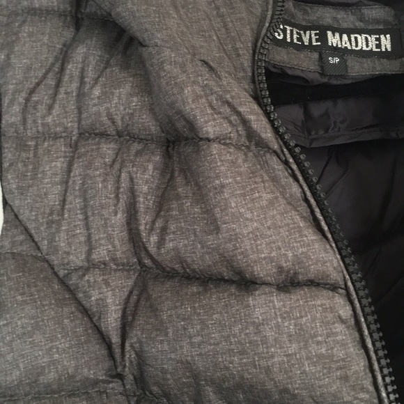 Hooded puffer vest - Picture 4 of 4